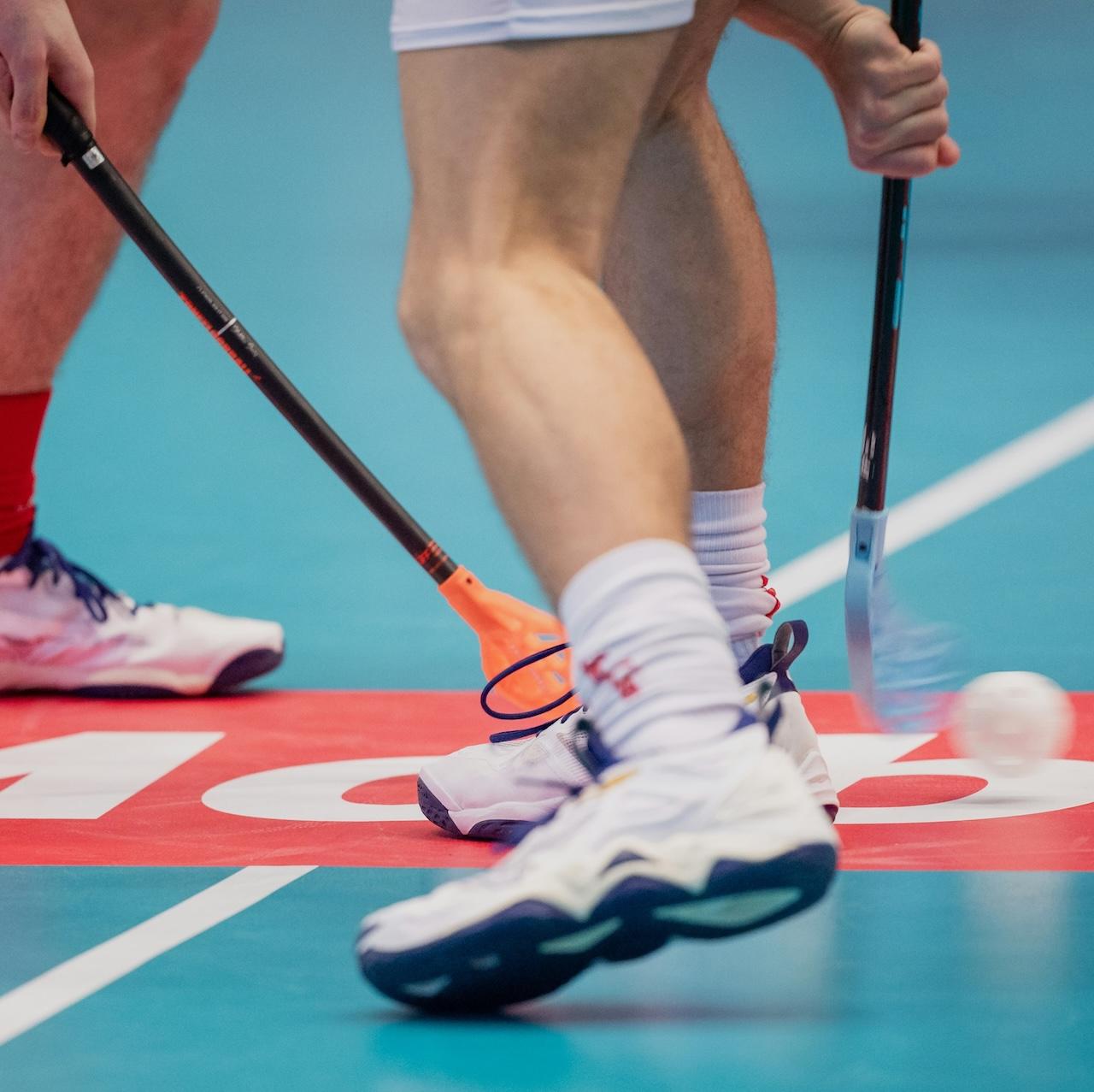 Floorballspieler in einer Halle