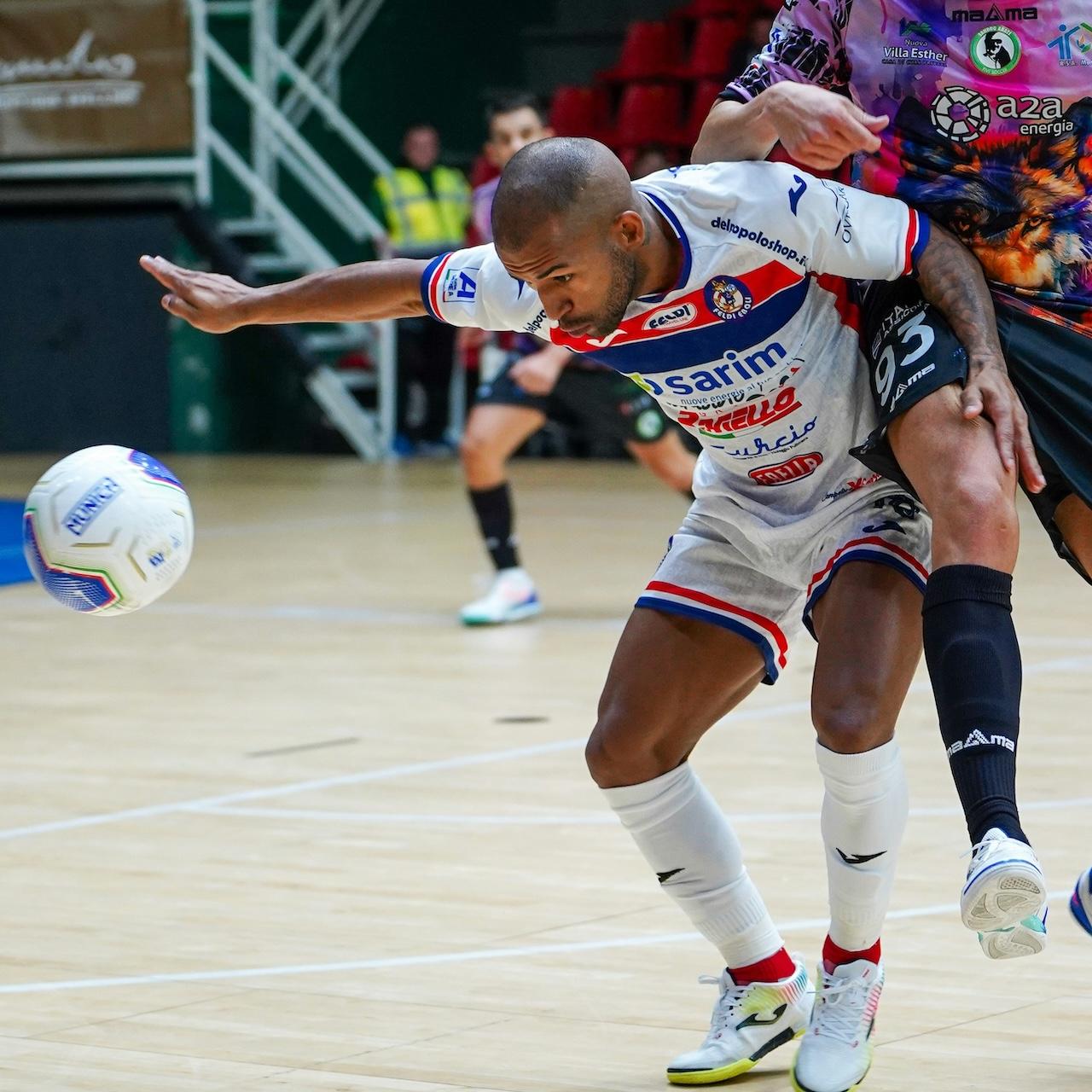 Pelota de futsal en una cancha cubierta